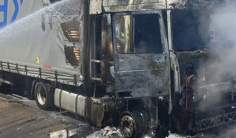 Edirne’de kereste yüklü tır yandı