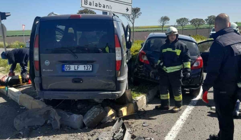 Tekirdağ’da hafif ticari araç ile otomobil çarpıştı: 5 yaralı