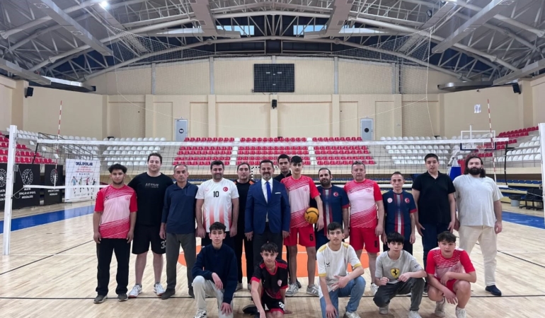 İl Müdürü İlhan çocuklarla voleybol oynadı
