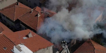 Çatı yangınında annenin dikkati faciayı önledi