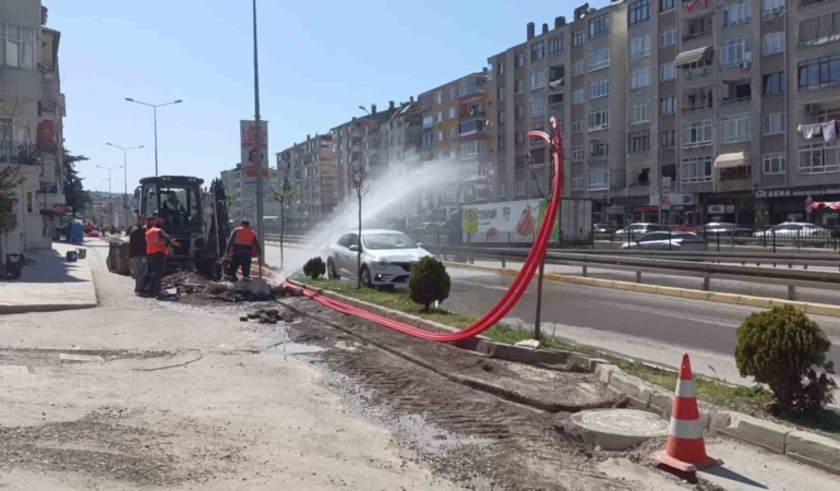 Kazı yaparken su borusu patladı, tazyikli su caddeyi esir aldı