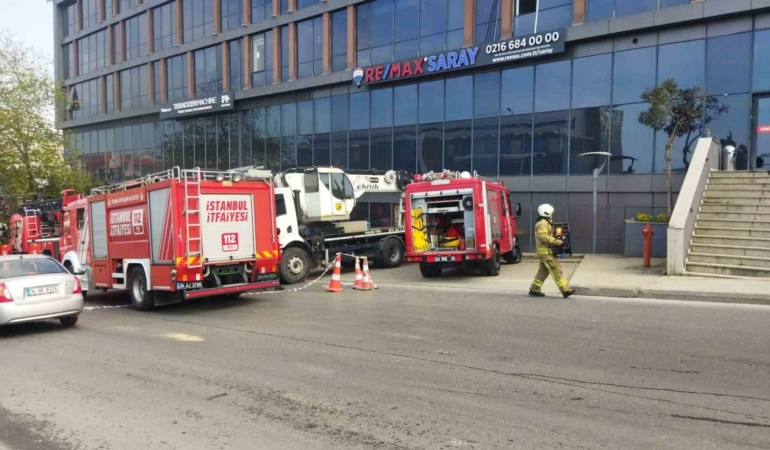 Pendik’te plaza yangını: Dumandan etkilenen vatandaşlar kurtarıldı