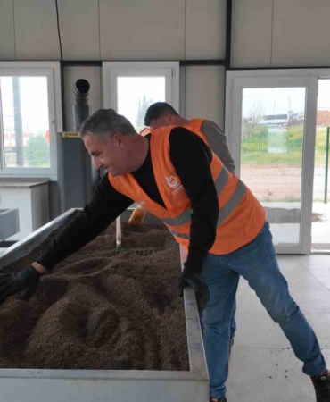 Pazar yerlerinden toplanan organik atıklar gübreye dönüştürülüyor