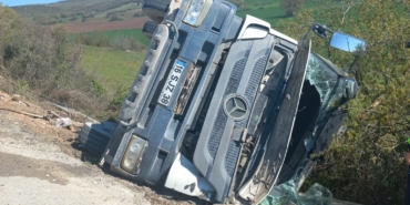 Beton mikseri şarampole yuvarlandı