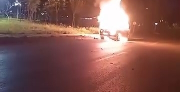 Otomobil gece yarısı alevlere teslim oldu, kullanılamaz hale geldi