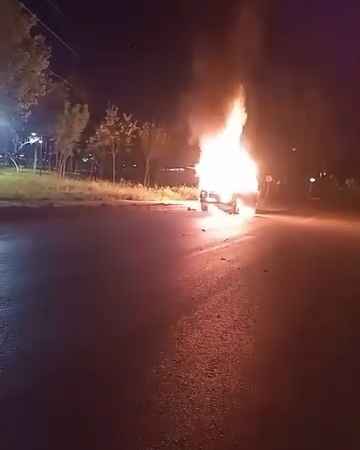 Otomobil gece yarısı alevlere teslim oldu, kullanılamaz hale geldi