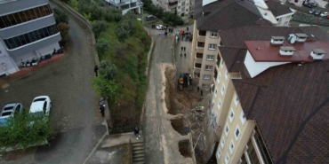 Bursa’da korkutan göçük havadan görüntülendi...Balkonlar yıkıldı, araçlar enkaz altında