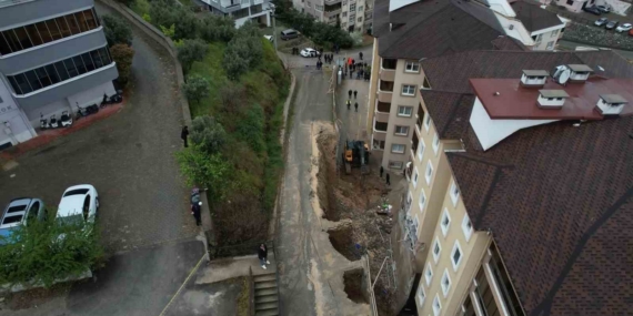 Bursa’da korkutan göçük havadan görüntülendi...Balkonlar yıkıldı, araçlar enkaz altında