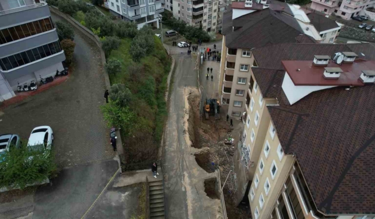 Bursa’da korkutan göçük havadan görüntülendi...Balkonlar yıkıldı, araçlar enkaz altında