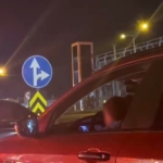 Kucağında çocukla araç kullanan sürücüye tepki yağdı