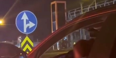 Kucağında çocukla araç kullanan sürücüye tepki yağdı