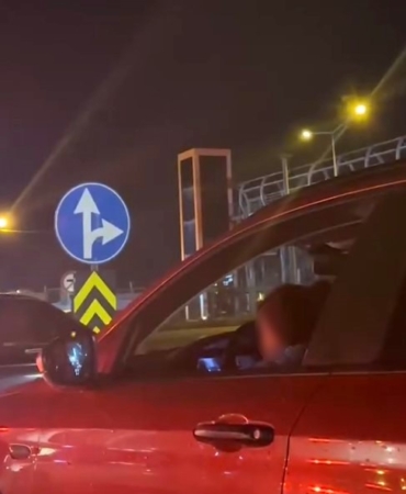 Kucağında çocukla araç kullanan sürücüye tepki yağdı