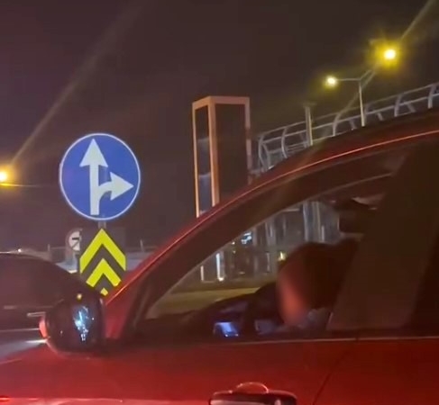 Kucağında çocukla araç kullanan sürücüye tepki yağdı