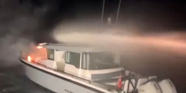 Haydarpaşa açıklarında yanan tekne alevlere teslim oldu