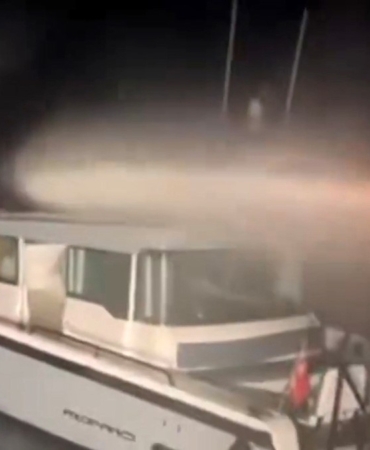 Haydarpaşa açıklarında yanan tekne alevlere teslim oldu