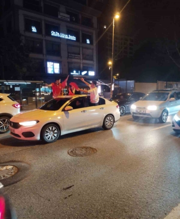 A Milli Takım’ın Dünya Kupası bileti alması vatandaşları Bağdat Caddesi’ne döktü
