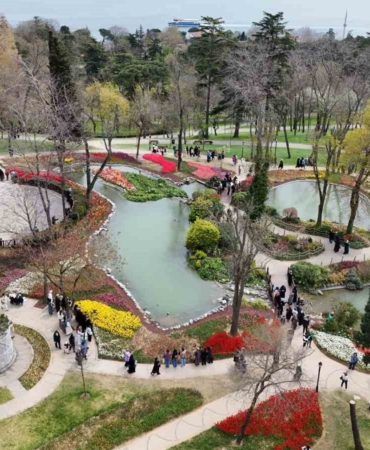 İstanbul’un simgesi laleler şehri yeniden renklendirdi