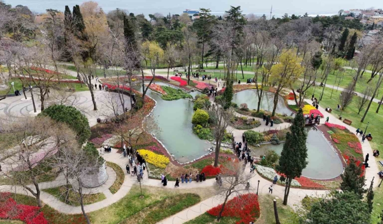 İstanbul’un simgesi laleler şehri yeniden renklendirdi