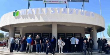 Bursaspor kombinelerine büyük ilgi, taraftar saatlerce kuyrukta bekledi