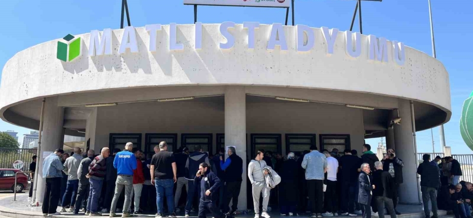 Bursaspor kombinelerine büyük ilgi, taraftar saatlerce kuyrukta bekledi