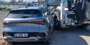 İnegöl’de otomobil iş makinasına çarptı: 1 yaralı