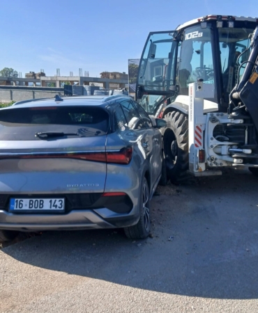 İnegöl’de otomobil iş makinasına çarptı: 1 yaralı