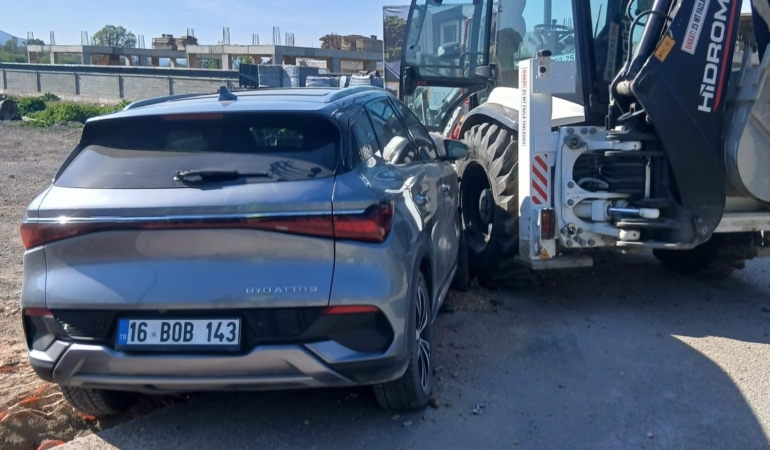 İnegöl’de otomobil iş makinasına çarptı: 1 yaralı