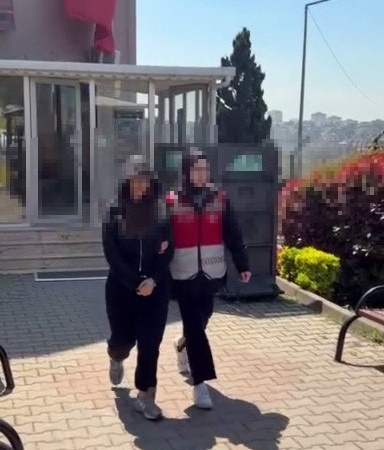 Köpeği camdan sarkıttı, o anları kayda aldı