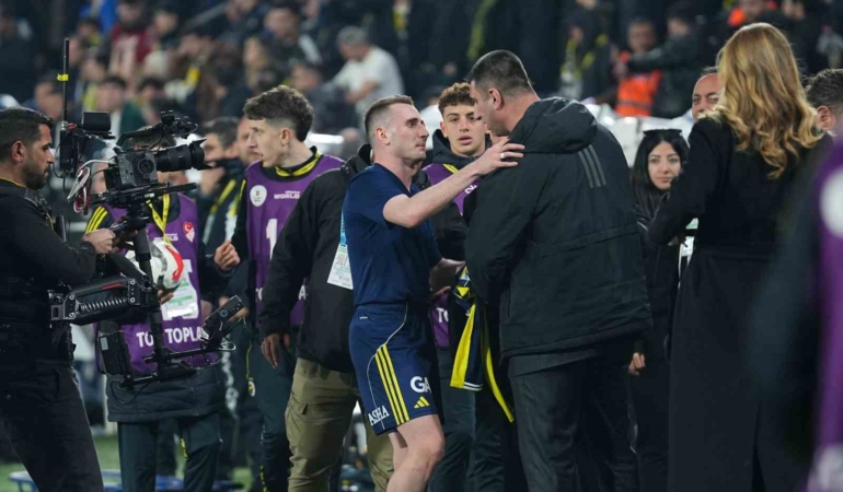 Fenerbahçeli futbolculardan derbi galibiyeti coşkusu