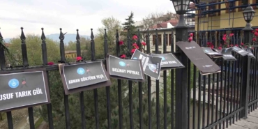 Bursa’da Setbaşı Köprüsü karanfillerle donatıldı