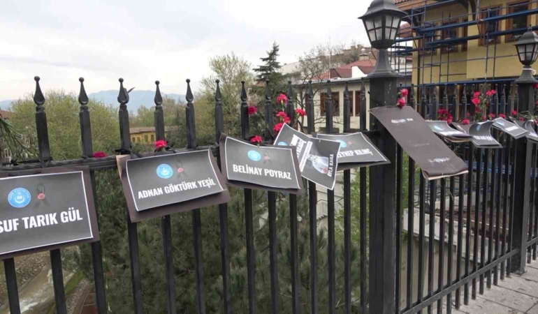 Bursa’da Setbaşı Köprüsü karanfillerle donatıldı