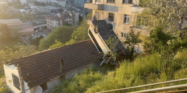Kağıthane’de servis aracı gecekondunun çatısına uçtu: 1 yaralı