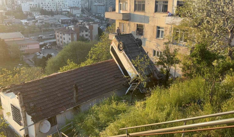 Kağıthane’de servis aracı gecekondunun çatısına uçtu: 1 yaralı
