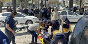 Çanakkale’de motosiklet yayaya çarptı; 2 kişi yaralı