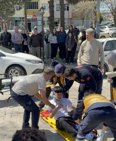 Çanakkale’de motosiklet yayaya çarptı; 2 kişi yaralı