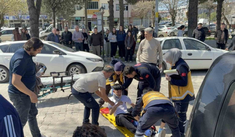 Çanakkale’de motosiklet yayaya çarptı; 2 kişi yaralı