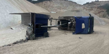 Kum boşaltırken devrilen kamyonda iş kazası: 1 yaralı