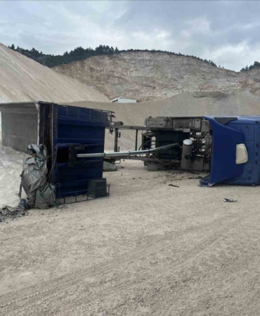 Kum boşaltırken devrilen kamyonda iş kazası: 1 yaralı