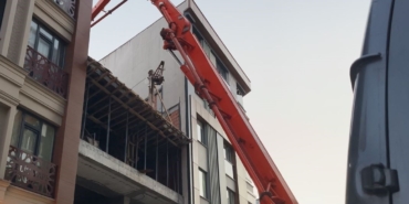 Zeytinburnu’nda beton dökme çalışması sırasında yan binanın duvarı çöktü
