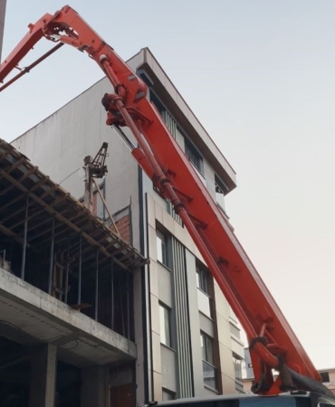 Zeytinburnu’nda beton dökme çalışması sırasında yan binanın duvarı çöktü