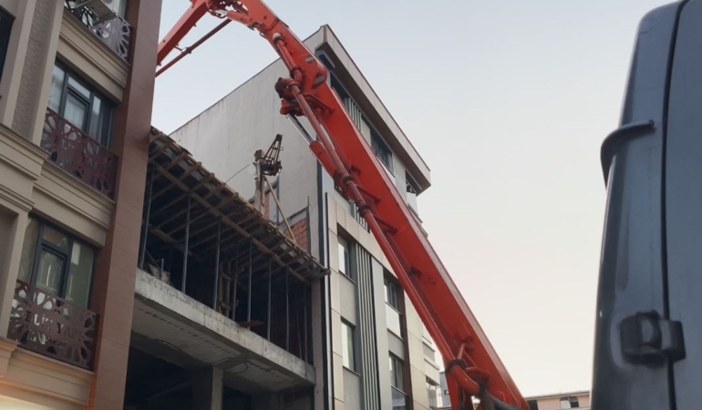 Zeytinburnu’nda beton dökme çalışması sırasında yan binanın duvarı çöktü