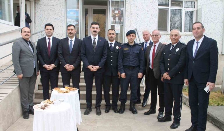 Manyas’ta polis haftası kapsamında pasta kesildi