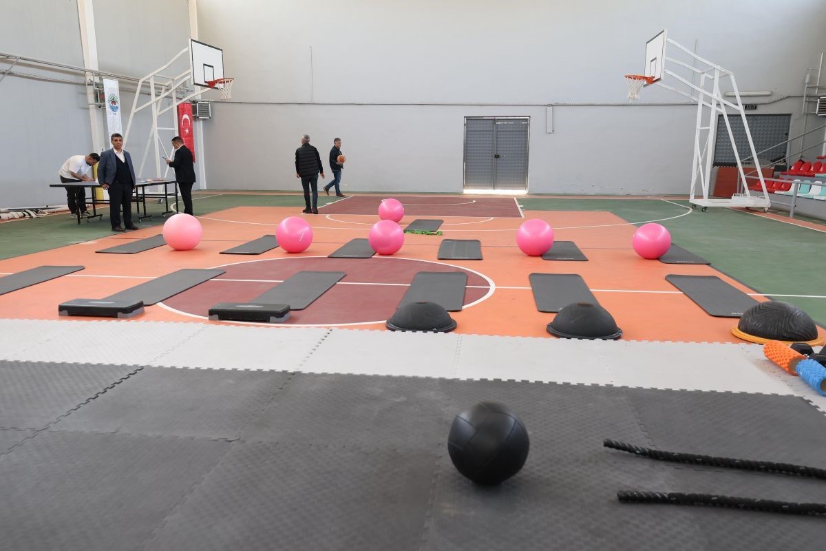 Yenilenen Tavşancıl Spor Salonu kapılarını açtı