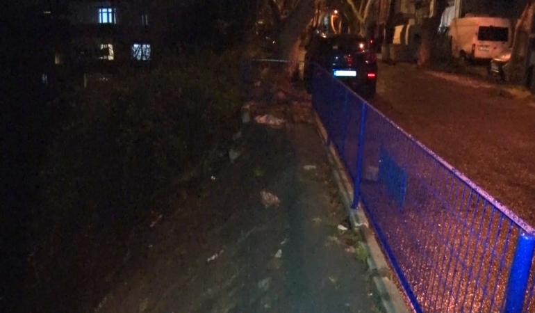 Sarıyer’de yağmur sebebiyle çöken kaldırıma belediye müdahale etmedi