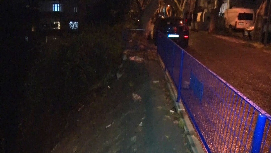 Sarıyer’de yağmur sebebiyle çöken kaldırıma belediye müdahale etmedi