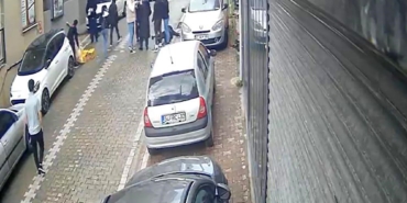 Sosyal medyadan tartıştıkları kadını sokak ortasında bayılana kadar dövdüler; o anlar kamerada