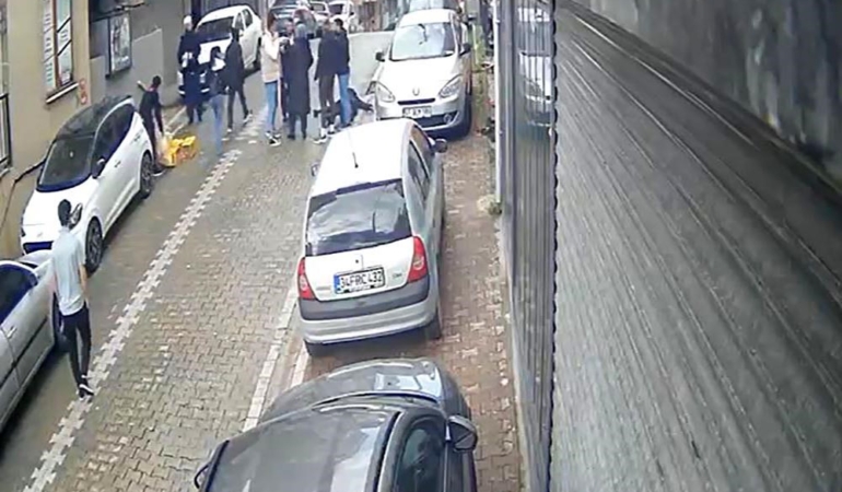 Sosyal medyadan tartıştıkları kadını sokak ortasında bayılana kadar dövdüler; o anlar kamerada