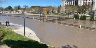 Çanakkale’de Kocabaş Çayı yoğun yağış nedeniyle taştı