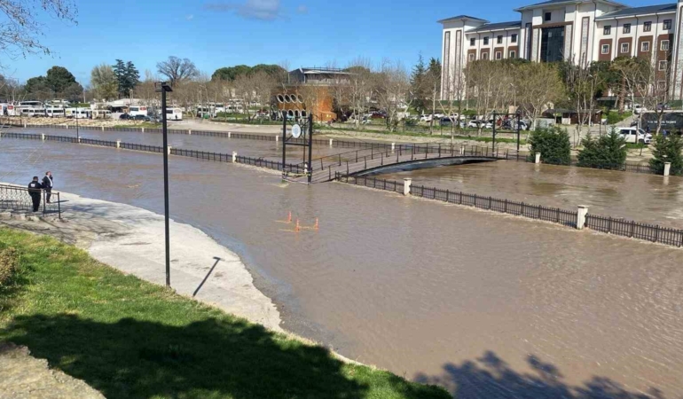 Çanakkale’de Kocabaş Çayı yoğun yağış nedeniyle taştı