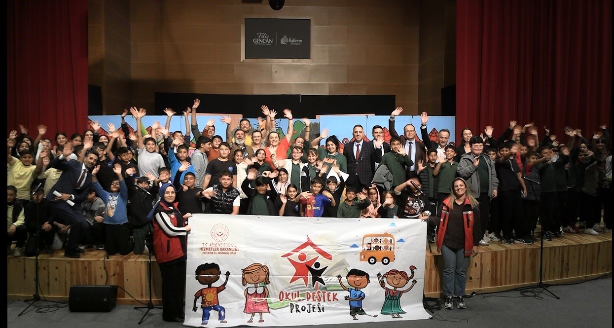 Edirne’de çocuklara doğa sevgisi sahne üzerinden aktarıldı